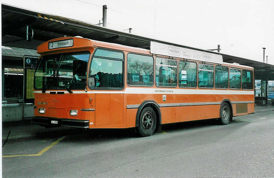 (044'201) - SOO Olten - Nr. 71/SO 21'948 - Berna/Hess am 27. Dezember 2000 beim Bahnhof Olten