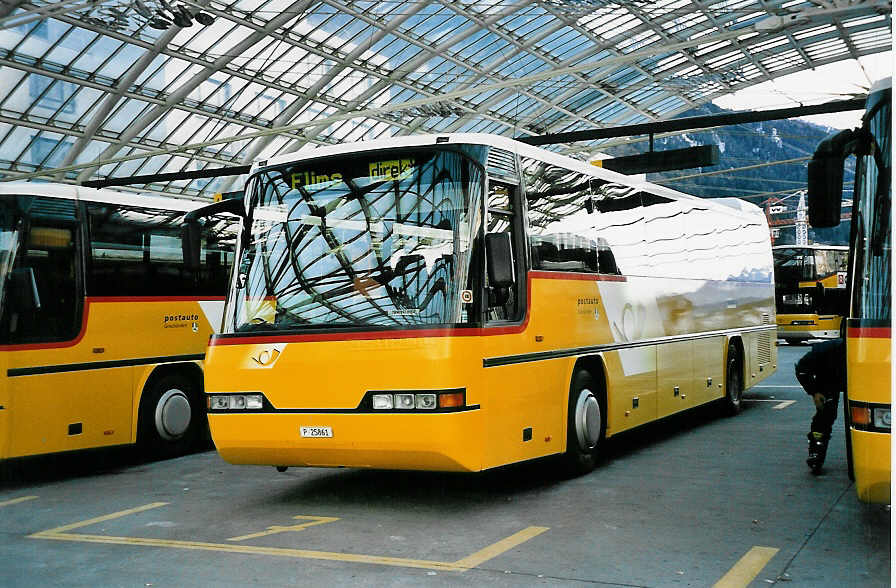 (044'410) - PTT-Regie - P 25'861 - Neoplan am 1. Januar 2001 in Chur, Postautostation