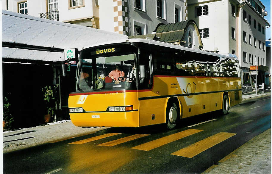 (044'421) - PTT-Regie - P 25'140 - Neoplan am 1. Januar 2001 in Lenzerheide, Post