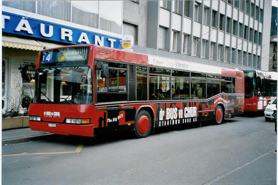 (044'509) - SBC Chur - Nr. 4/GR 97'504 - Neoplan am 1. Januar 2001 beim Bahnhof Chur