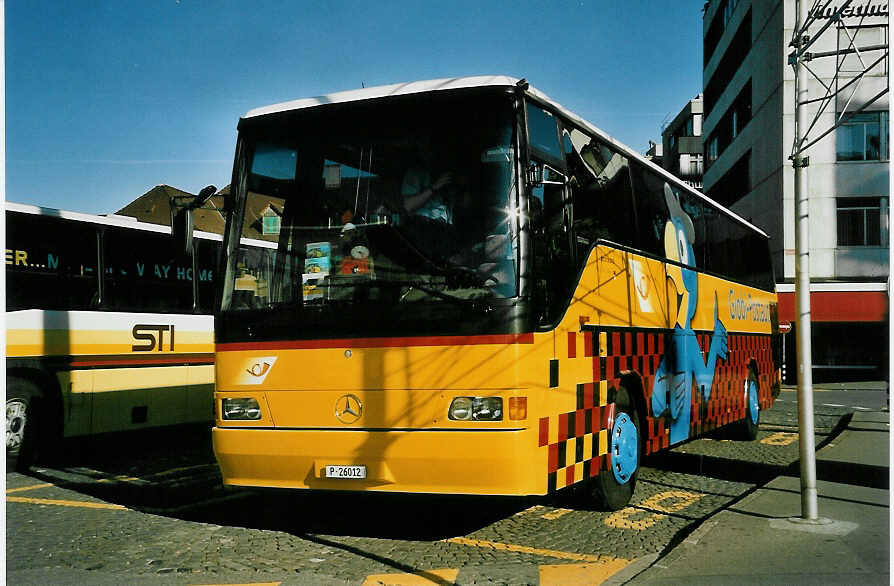 (046'526) - PTT-Regie - P 26'012 - Mercedes (ex Steiner, Meikirch) am 12. Mai 2001 beim Bahnhof Thun