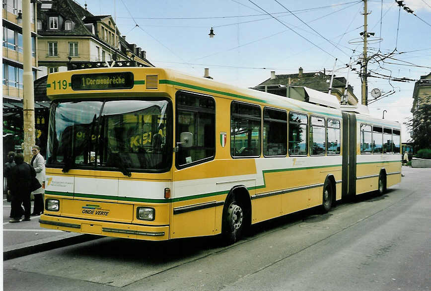 (046'709) - TN Neuchtel - Nr. 119 - NAW/Hess Gelenktrolleybus am 18. Mai 2001 in Neuchtel, Place Pury