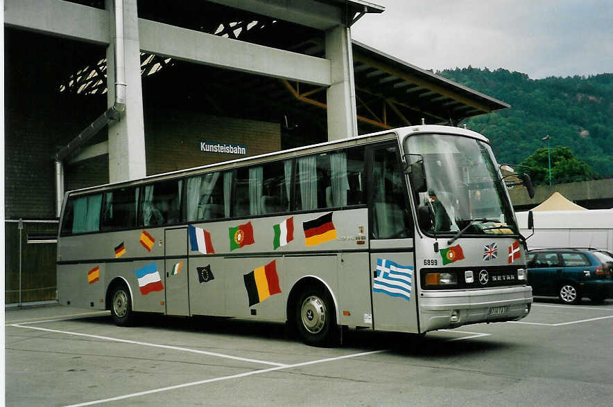 (046'914) - Aus Frankreich: STD du Gard, Nmes - Nr. 6899/8766 TA 30 - Setra am 2. Juni 2001 in Thun, Grabengut