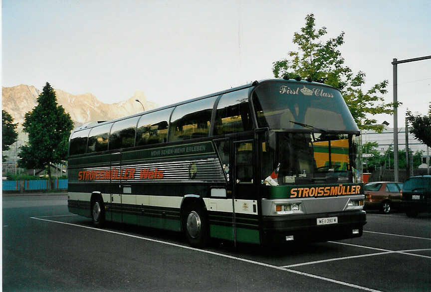 (046'927) - Aus Oesterreich: Stroissmller, Wels - WE 390 W - Neoplan am 5. Juni 2001 in Thun, Seestrasse