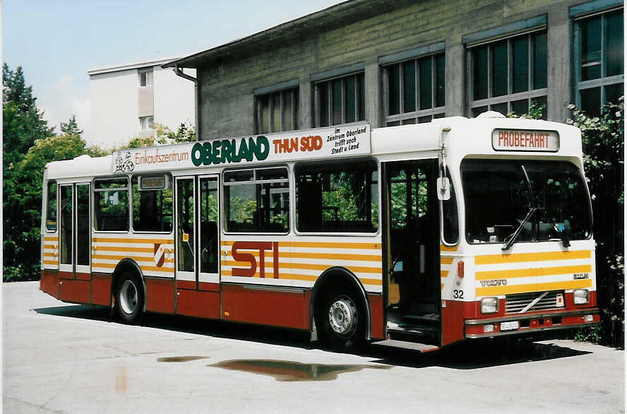 (047'531) - STI Thun - Nr. 32/BE 419'032 - Volvo/R&J (ex SAT Thun Nr. 32) am 29. Juni 2001 in Thun, Garage