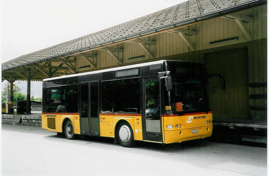 (047'635) - Selfors, Meiringen - BE 250'684 - Neoplan am 10. Juli 2001 beim Bahnhof Meiringen