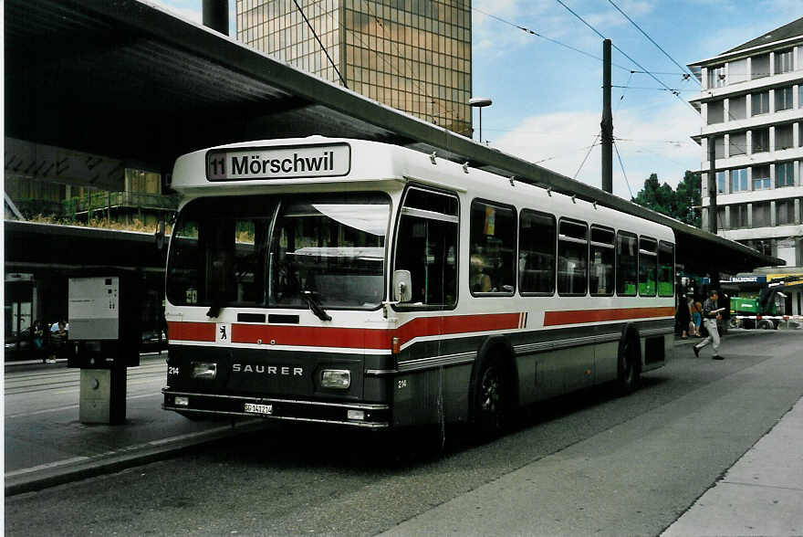 (047'716) - VBSG St. Gallen - Nr. 214/SG 141'214 - Saurer/Hess am 10. Juli 2001 beim Bahnhof St. Gallen