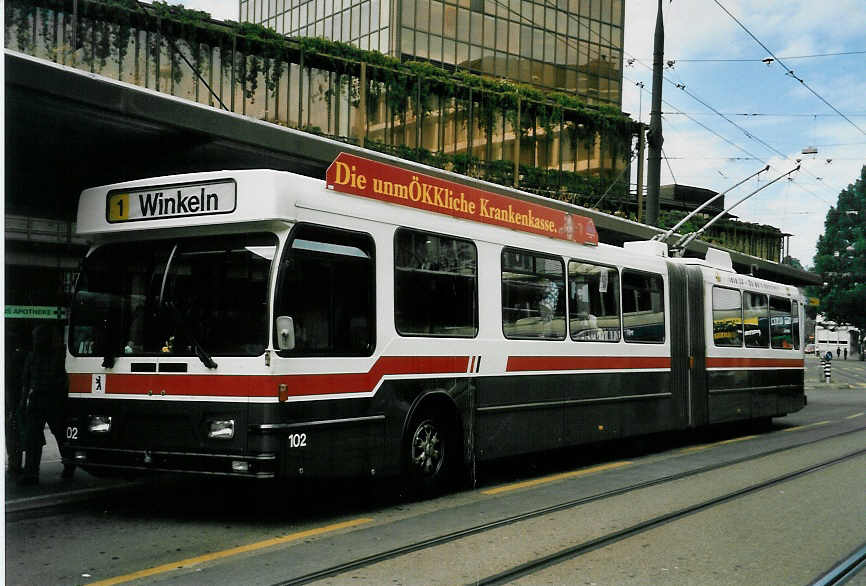 (047'722) - VBSG St. Gallen - Nr. 102 - Saurer/Hess Gelenktrolleybus am 10. Juli 2001 beim Bahnhof St. Gallen