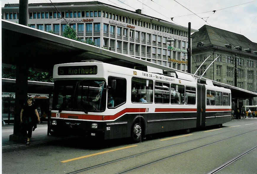 (047'724) - VBSG St. Gallen - Nr. 152 - NAW/Hess Gelenktrolleybus am 10. Juli 2001 beim Bahnhof St. Gallen