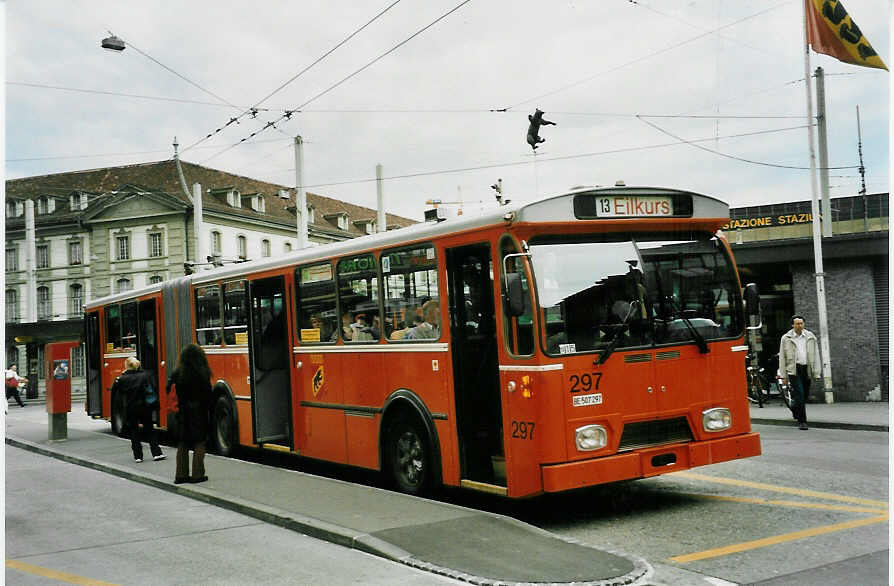 (048'121) - SVB Bern - Nr. 297/BE 507'297 - FBW/Hess (ex TPG Genve Nr. 114) am 16. Juli 2001 beim Bahnhof Bern