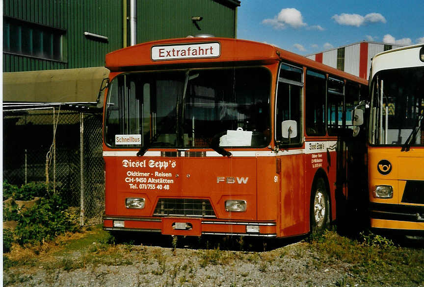 (048'330) - Wespe, Altsttten - Nr. 91 - FBW/Hess (ex ZVB Zug Nr. 91 + 1) am 17. Juli 2001 in Altsttten, Garage NFA (Teilaufnahme)