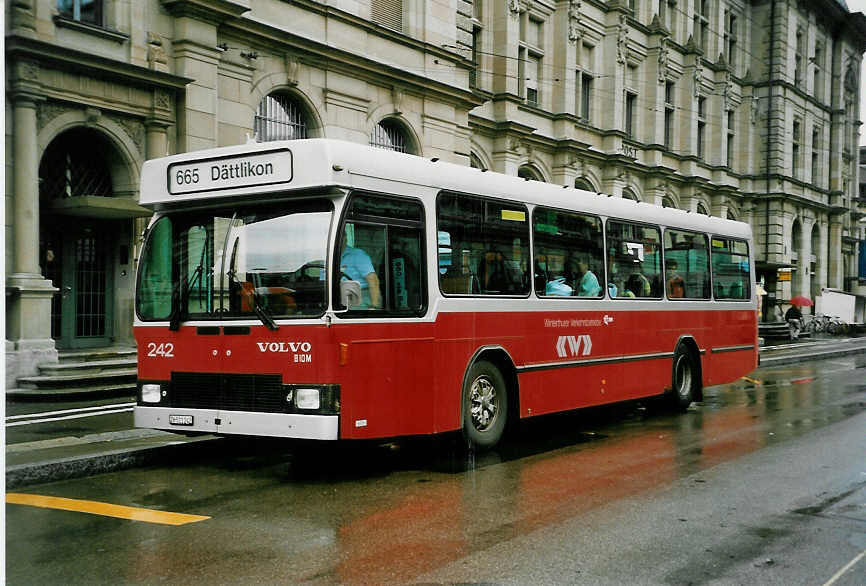 (048'430) - WV Winterthur - Nr. 242/ZH 511'242 - Volvo/Hess am 18. Juli 2001 beim Hauptbahnhof Winterthur