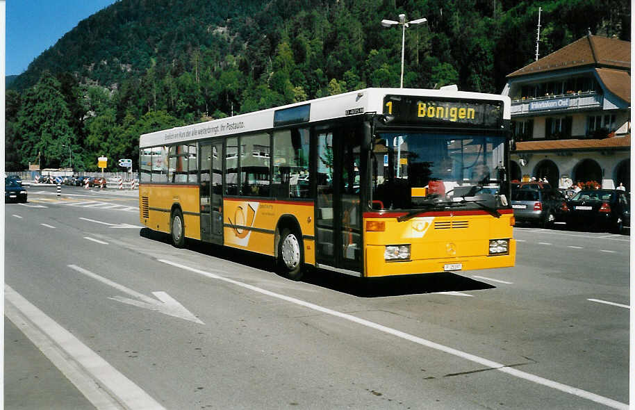 (048'708) - PTT-Regie - P 25'197 - Mercedes (ex In Albon, Visp) am 23. Juli 2001 beim Bahnhof Interlaken Ost