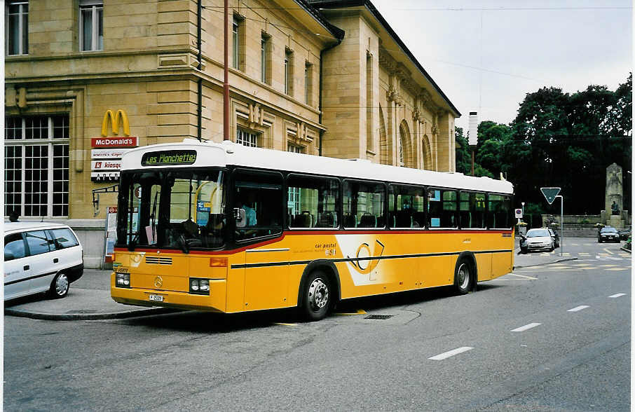 (048'816) - PTT-Regie - P 25'329 - Mercedes/R&J am 6. August 2001 beim Bahnhof La Chaux-de-Fonds