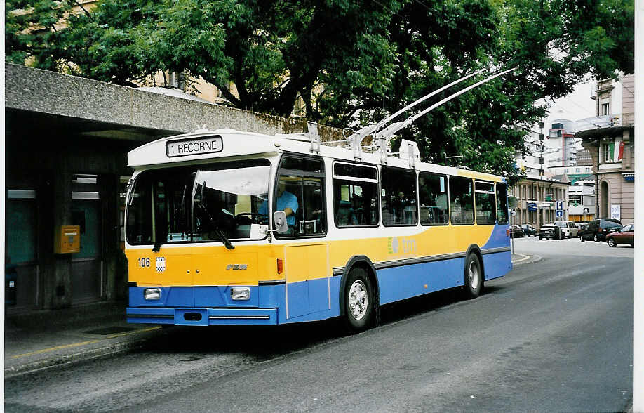 (048'818) - TC La Chaux-de-Fonds - Nr. 106 - FBW/Hess-Haag Trolleybus am 6. August 2001 beim Bahnhof La Chaux-de-Fonds