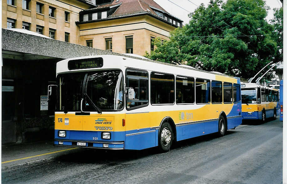 (048'820) - TC La Chaux-de-Fonds - Nr. 174/NE 84'381 - Volvo/Lauber am 6. August 2001 beim Bahnhof La Chaux-de-Fonds