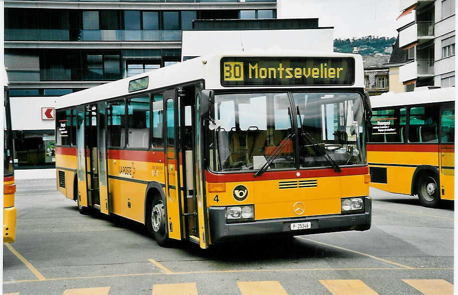 (048'919) - PTT-Regie - P 25'346 - Mercedes/R&J am 7. August 2001 beim Bahnhof Delmont