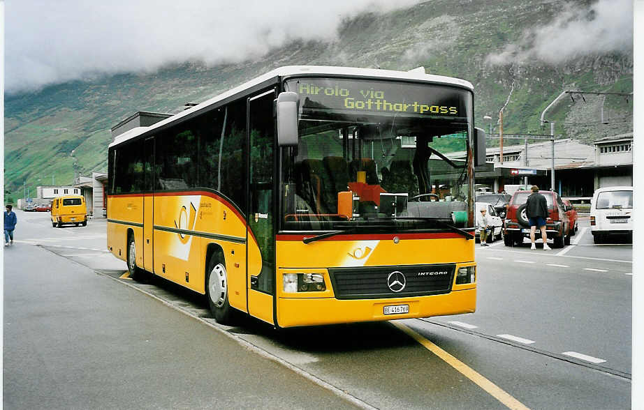 (049'212) - AVG Meiringen - Nr. 69/BE 416'769 - Mercedes am 20. August 2001 beim Bahnhof Andermatt