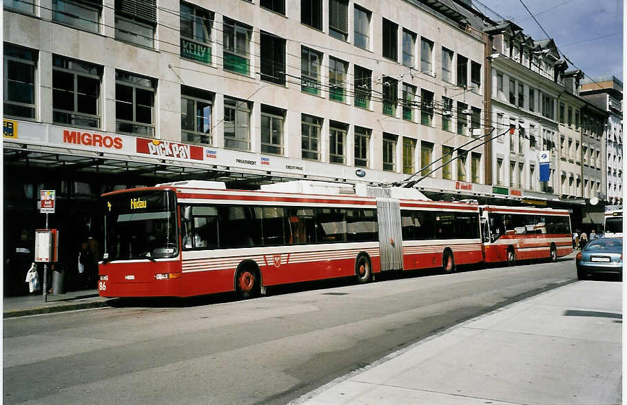 (049'916) - VB Biel - Nr. 86 - NAW/Hess Gelenktrolleybus am 1. Oktober 2001 in Biel, Guisanplatz