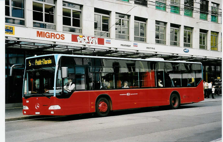 (049'930) - VB Biel - Nr. 124/BE 560'124 - Mercedes am 1. Oktober 2001 in Biel, Guisanplatz