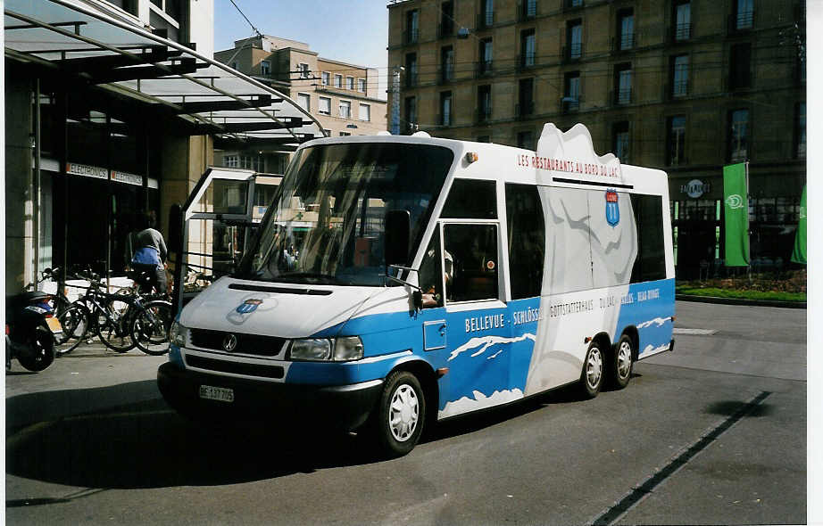 (050'203) - Funi-Car, Biel - Nr. 5/BE 137'705 - VW am 15. Oktober 2001 in Biel, Guisanplatz