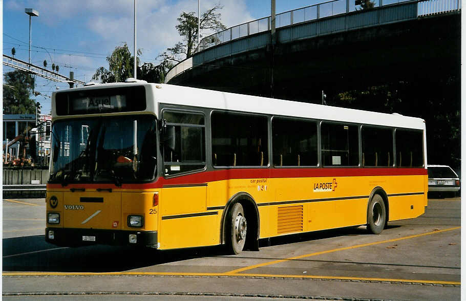 (050'218) - Stucki, Porrentruy - Nr. 25/JU 7808 - Volvo/Lauber am 16. Oktober 2001 beim Bahnhof Porrentruy