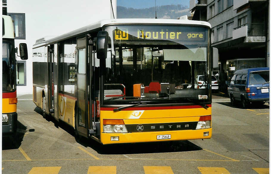 (050'424) - PTT-Regie - P 25'648 - Setra am 19. Oktober 2001 beim Bahnhof Delmont