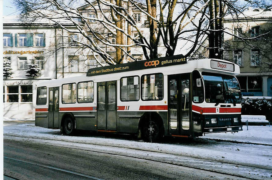 (051'036) - VBSG St. Gallen - Nr. 219/SG 141'219 - Saurer/Hess am 27. Dezember 2001 beim Bahnhof St. Gallen