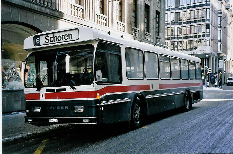 (051'103) - VBSG St. Gallen - Nr. 218/SG 141'218 - Saurer/Hess am 27. Dezember 2001 beim Bahnhof St. Gallen 