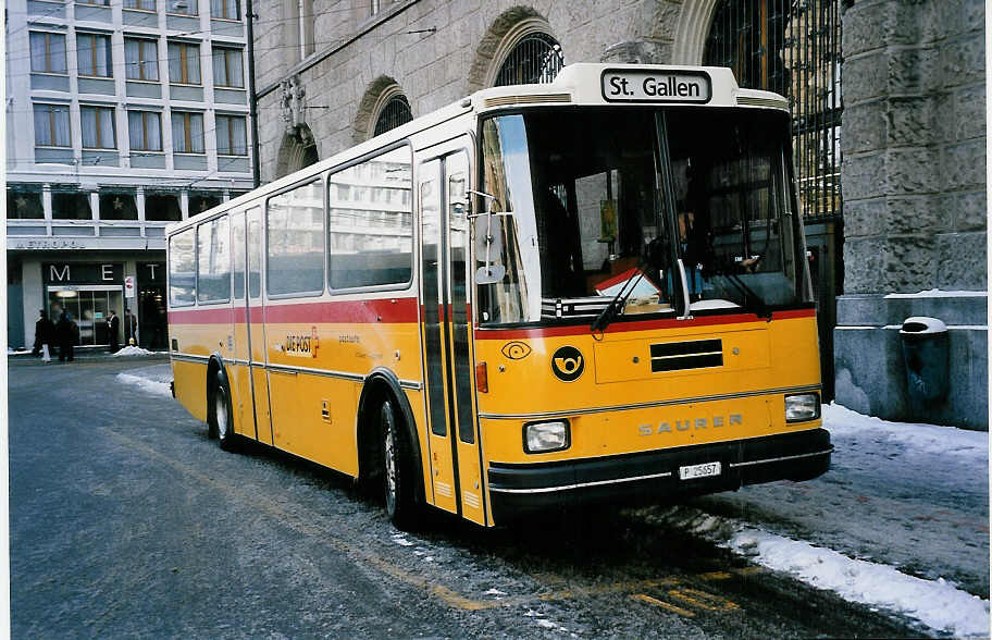 (051'114) - PTT-Regie - P 25'657 - Saurer/Lauber am 27. Dezember 2001 beim Bahnhof St. Gallen