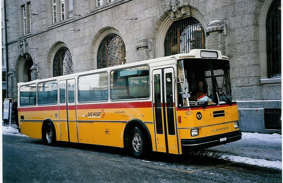 (051'115) - PTT-Regie - P 25'657 - Saurer/Lauber am 27. Dezember 2001 beim Bahnhof St. Gallen