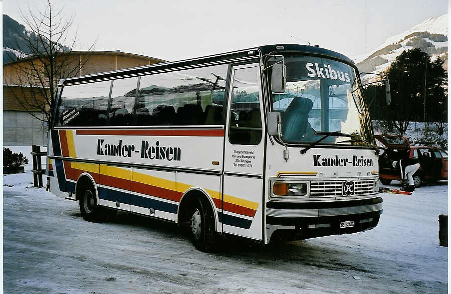 (051'418) - Kander-Reisen, Frutigen - Nr. 1/BE 52'682 - Setra am 6. Januar 2002 beim Bahnhof Frutigen