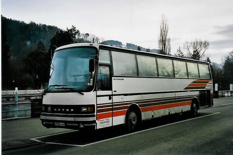 (051'614) - Aus Deutschland: Euro-Studio, Titisee - FR-XL 64 - Setra am 19. Januar 2002 bei der Schifflndte Thun