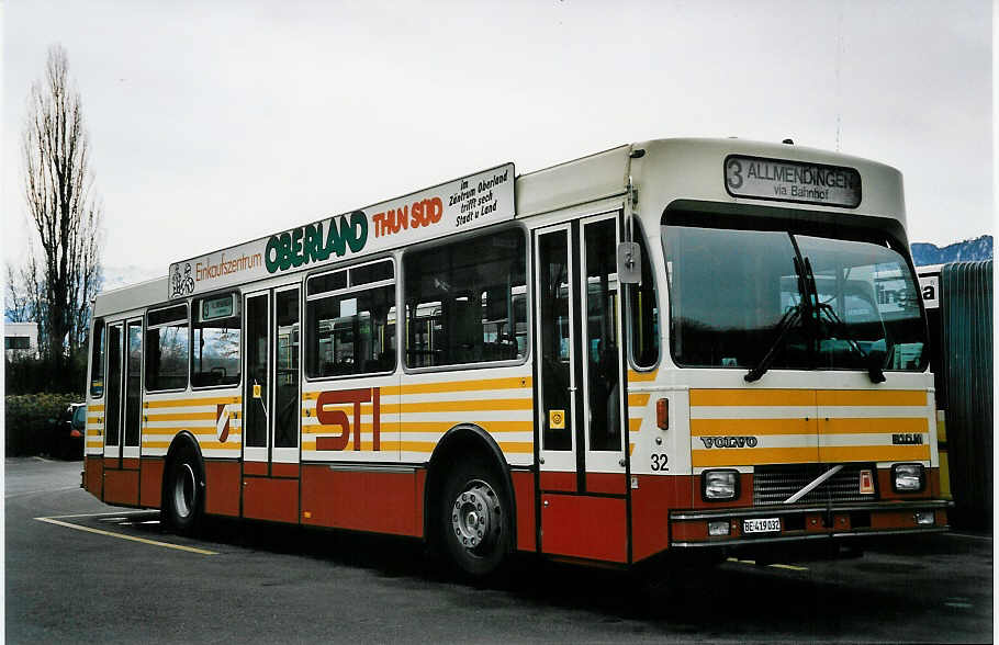 (051'619) - STI Thun - Nr. 32/BE 419'032 - Volvo/R&J (ex SAT Thun Nr. 32) am 19. Januar 2002 bei der Schifflndte Thun