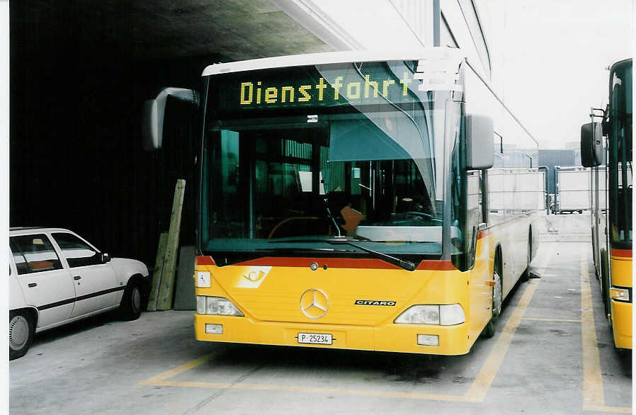 (051'624) - PTT-Regie - P 25'234 - Mercedes am 19. Januar 2002 in Bern, Postautostation