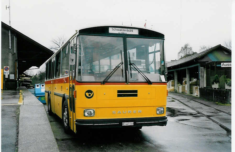 (051'722) - Engeloch, Riggisberg - Nr. 5/BE 447'210 - Saurer/Tscher (ex P 25'668) am 27. Januar 2002 beim Bahnhof Schwarzenburg