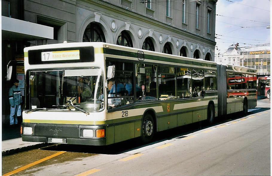 (051'809) - SVB Bern - Nr. 218/BE 513'218 - MAN am 4. Februar 2002 beim Bahnhof Bern