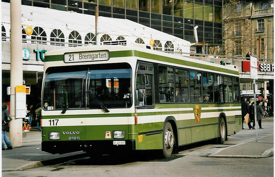 (051'831) - SVB Bern - Nr. 117/BE 421'117 - Volvo/R&J am 4. Februar 2002 beim Bahnhof Bern