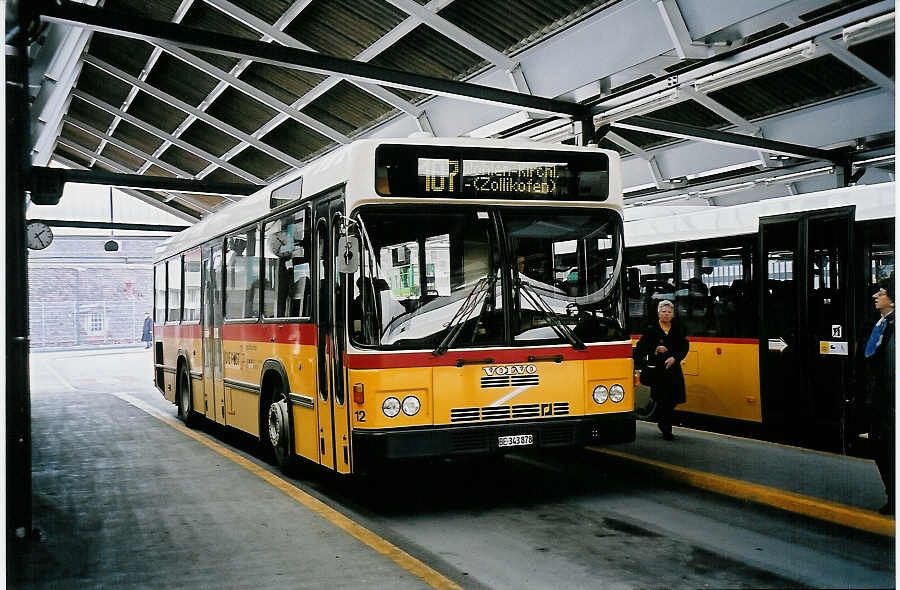 (051'902) - Steiner, Ortschwaben - Nr. 12/BE 343'878 - Volvo/R&J am 4. Februar 2002 in Bern, Postautostation