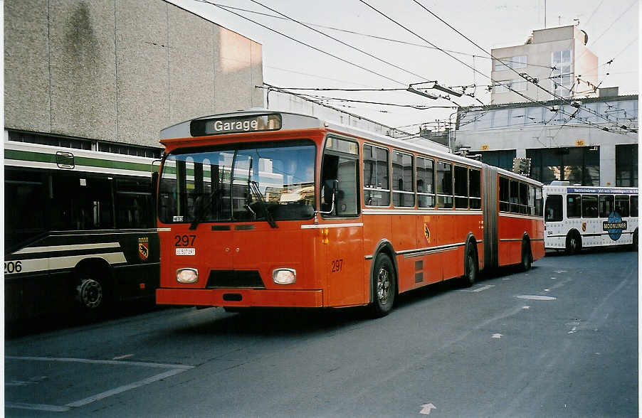 (051'918) - SVB Bern - Nr. 297/BE 507'297 - FBW/Hess (ex TPG Genve Nr. 114) am 4. Februar 2002 in Bern, Eigergarage