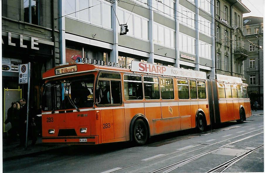 (051'933) - SVB Bern - Nr. 283/BE 339'283 - FBW/Hess-Gangloff am 4. Februar 2002 beim Bahnhof Bern