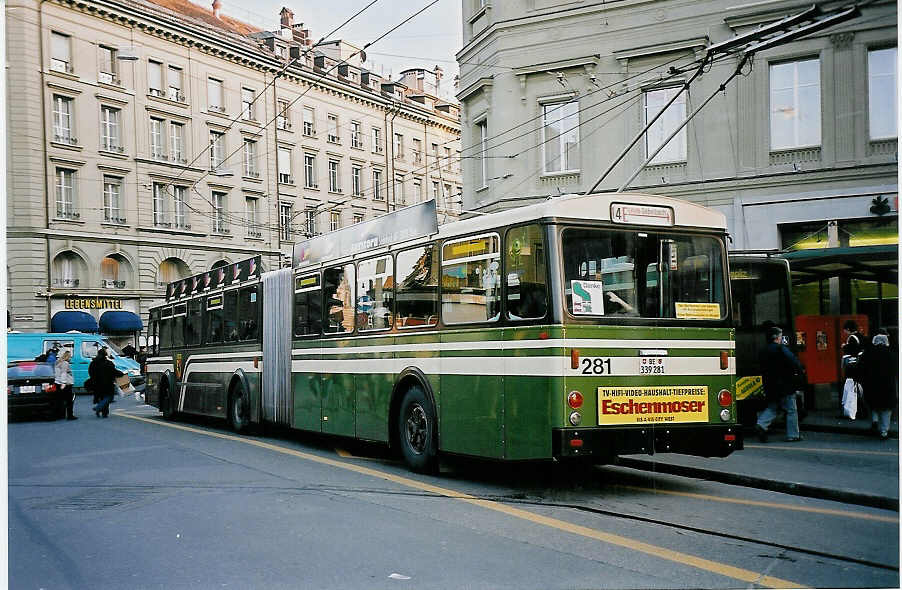 (051'937) - SVB Bern - Nr. 281/BE 339'281 - FBW/Hess-Gangloff am 4. Februar 2002 beim Bahnhof Bern