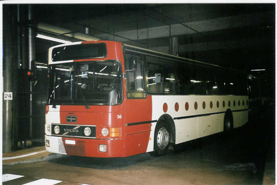 (052'019) - GFM Fribourg - Nr. 16/FR 300'219 - Volvo/Van Hool (ex GFM Fribourg Nr. 16) am 17. Februar 2002 in Fribourg, Busbahnhof