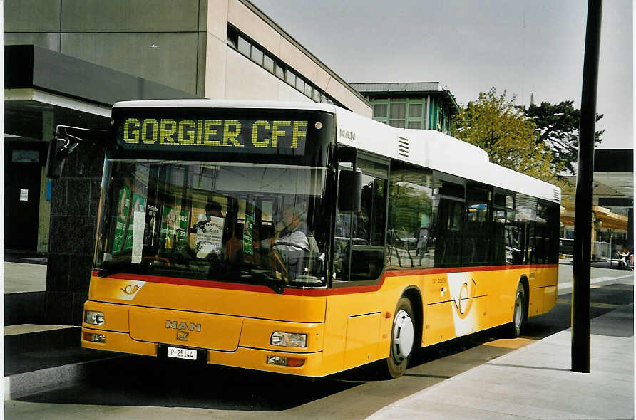 (052'725) - PTT-Regie - P 25'144 - MAN am 6. April 2002 beim Bahnhof Yverdon