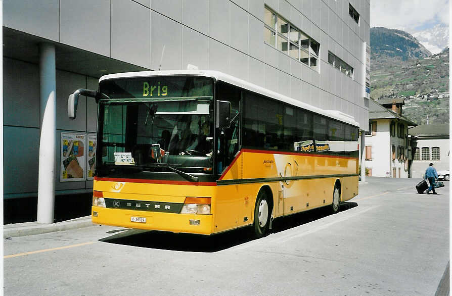 (053'013) - PTT-Regie - P 26'019 - Setra am 18. April 2002 in Visp, Postautostation