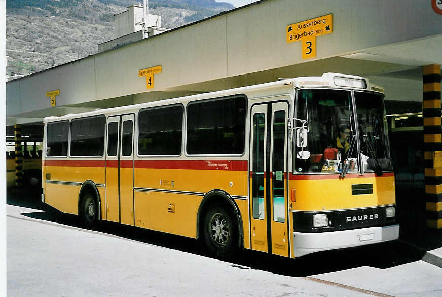 (053'022) - Bumann, Ausserberg - Nr. 4/VS 16'291 - Saurer/Lauber am 18. April 2002 in Visp, Postautostation