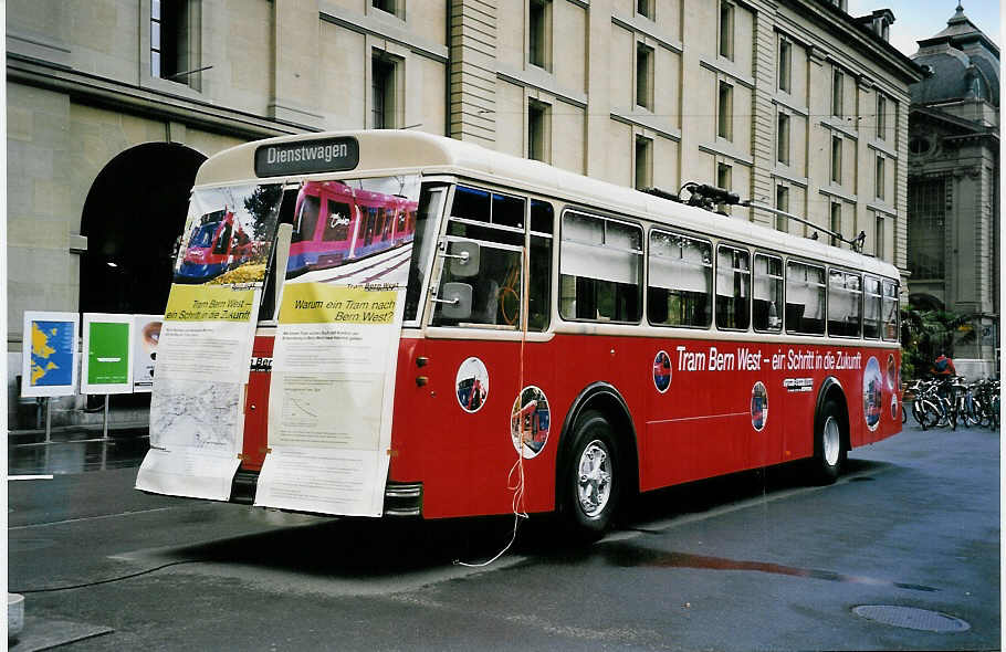 (053'201) - SVB Bern - Nr. 164/BE 113'164 - FBW/R&J am 20. April 2002 in Bern, Zytglogge (Enteiser; im Einsatz fr  Tram Bern West )