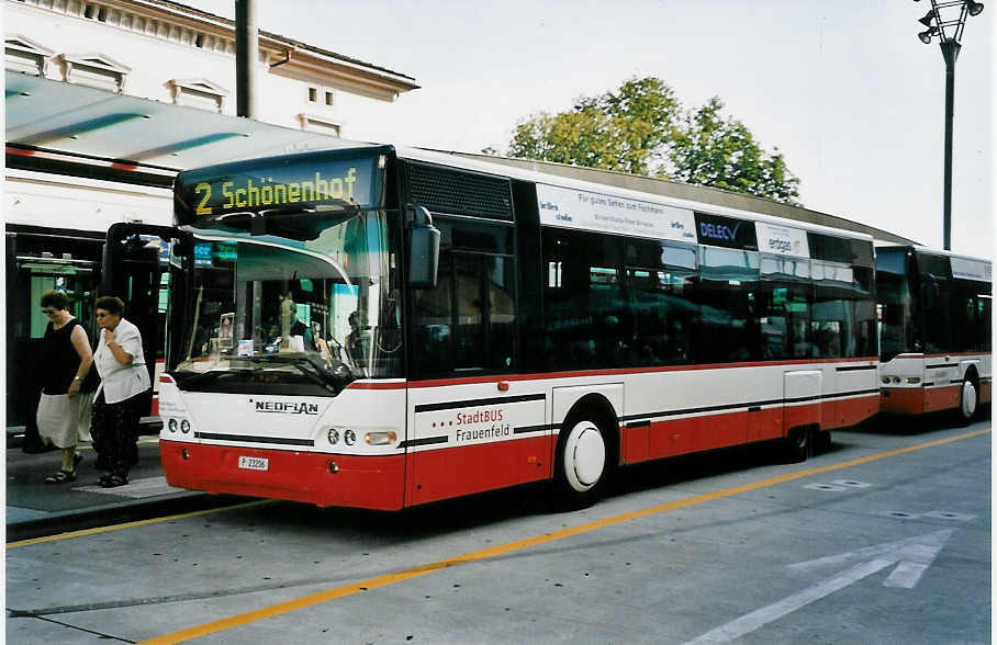 (053'709) - PTT-Regie - P 23'206 - Neoplan am 15. Juni 2002 beim Bahnhof Frauenfeld