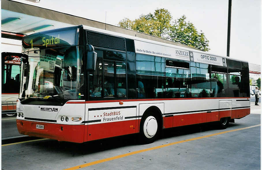 (053'710) - PTT-Regie - P 23'201 - Neoplan am 15. Juni 2002 beim Bahnhof Frauenfeld