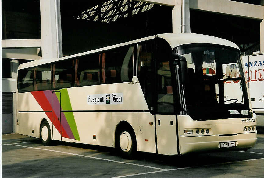 (053'924) - Aus Oesterreich: Oberreiter, Seefeld - RE BT 12 - Neoplan am 21. Juni 2002 in Thun, Grabengut